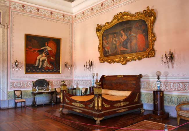 kings bedroom in Mafra palace