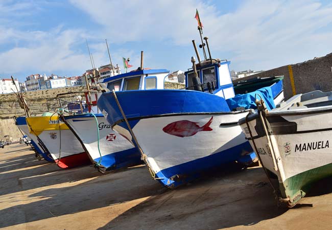 Fischerboot im Hafen Porto de Pesca in Ericeira